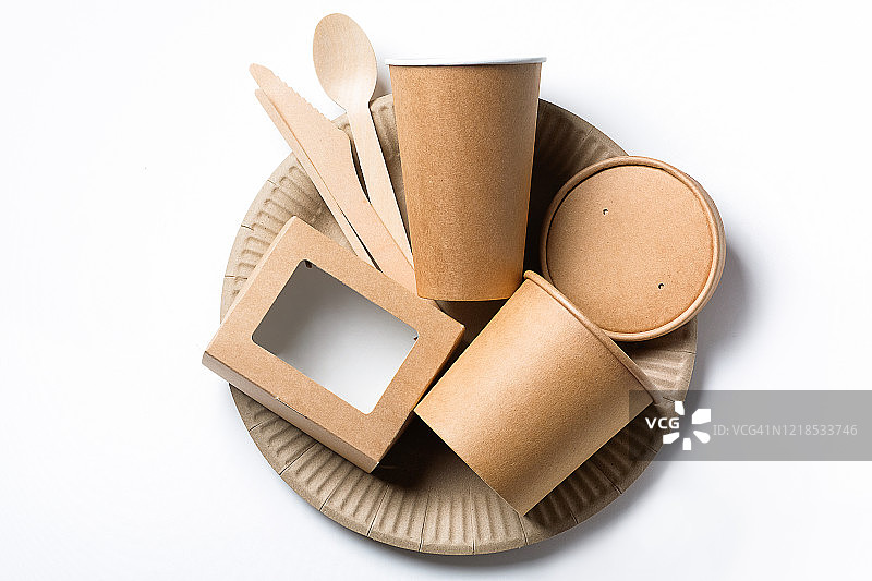 用竹木和快餐纸制作的一次性环保餐具。图片素材
