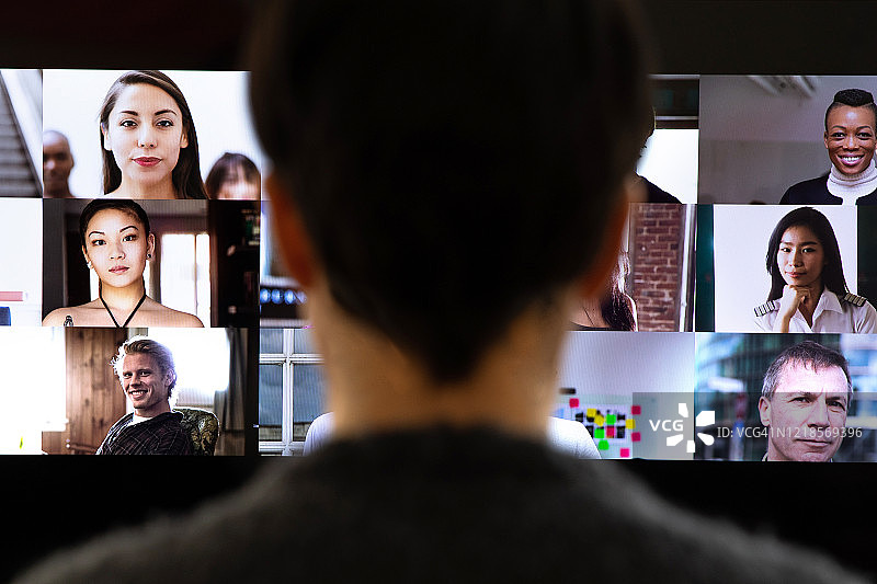 在工作视频会议中坐在设备屏幕前的女人图片素材