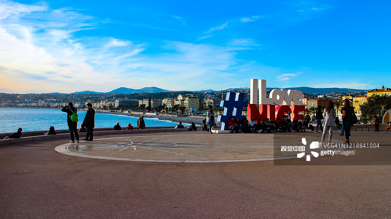 著名的“我爱尼斯”标志俯瞰地中海海滨尼斯，法国里维埃拉，法国图片素材