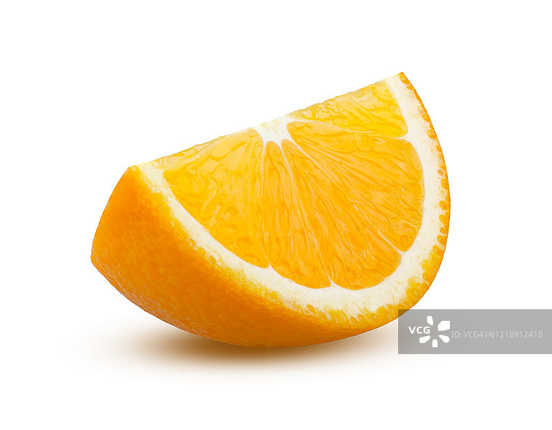 白色背景上的橙色切片。片橙色的孤立。全景深。橙色的特写镜头。完美修饰的柑橘类水果图片素材