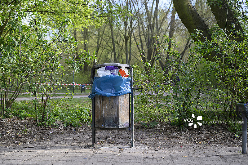 公园里装满垃圾的垃圾桶。柏林。德国。图片素材