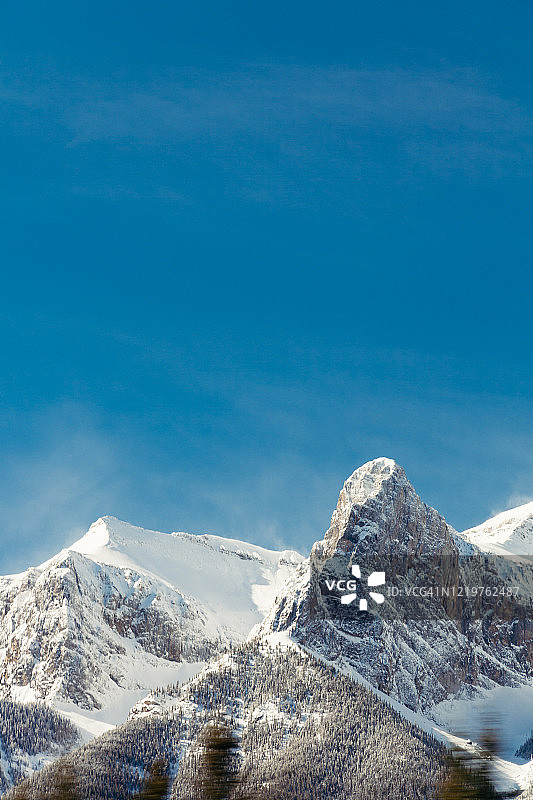 白雪皑皑的落基山脉和蓝天，班夫，阿尔伯塔省图片素材