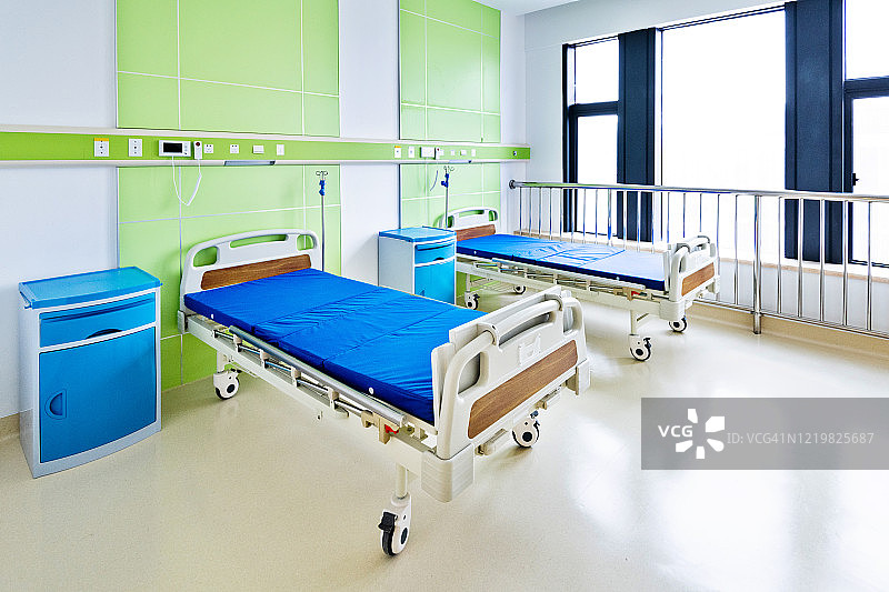 医院病房，有床和床头柜图片素材