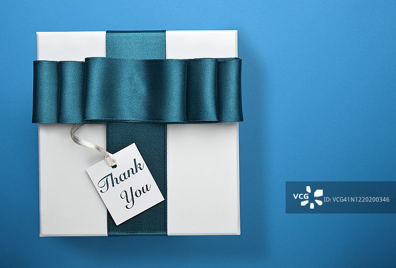 白色礼品盒，蓝色背景，谢谢。图片素材