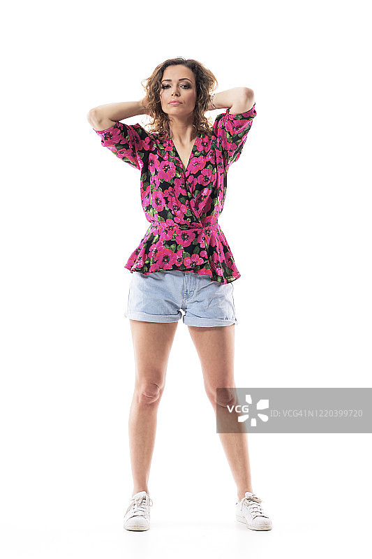 自信性感自信的女人在时尚的夏装摆造型与手在头发。图片素材