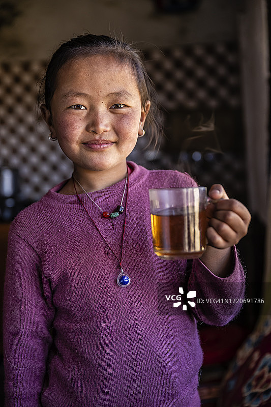 尼泊尔，上穆斯坦，藏族少女饮茶的肖像图片素材