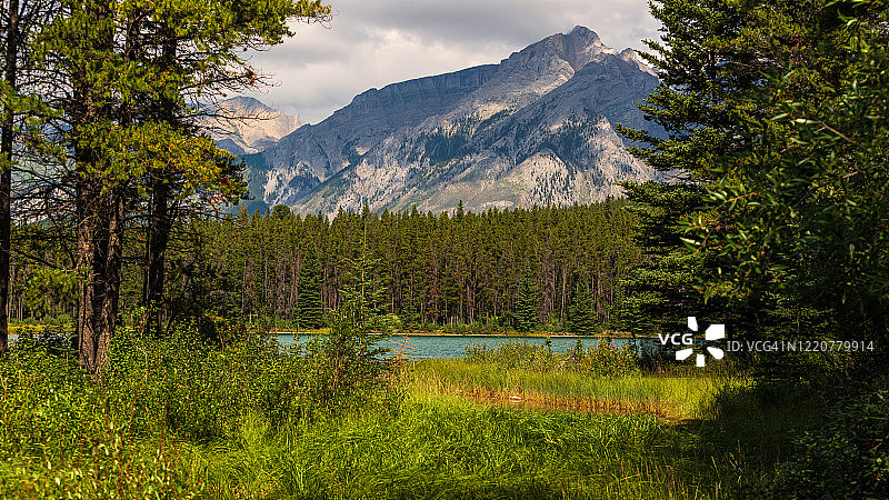 加拿大亚伯达省班夫国家公园的杰克湖图片素材