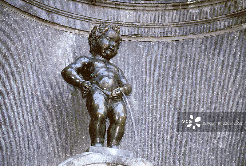 布鲁塞尔市中心的“撒尿小童”雕像图片素材