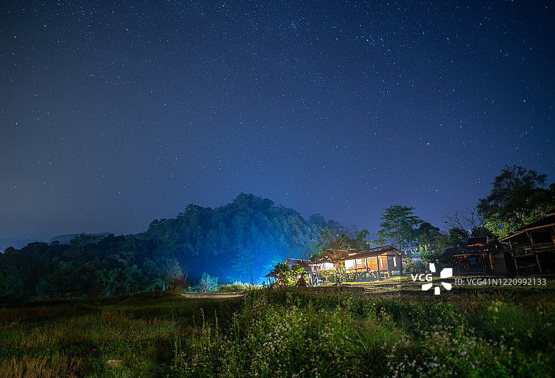 夜景Mae Klang Luang村位于泰国最高的山Doi Inthanon路上大约26公里的某处。图片素材