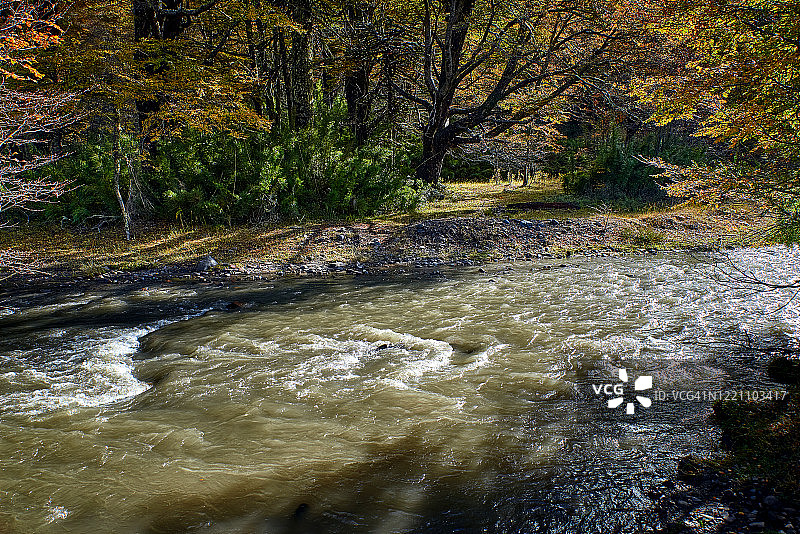 科廷河穿过秋天的森林——马拉卡胡洛-纳尔卡斯国家公园图片素材