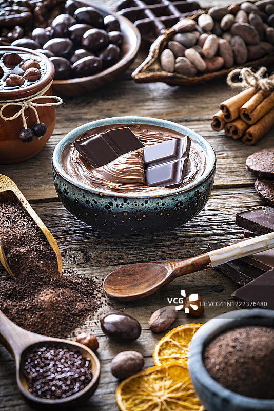 融化的巧克力杯，可可豆和豆荚搭配各种巧克力图片素材