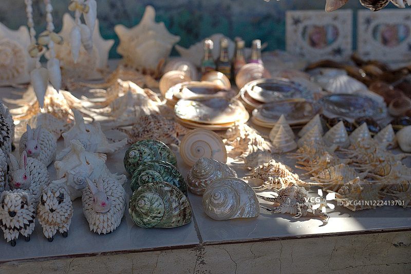 伊朗波斯湾霍尔木兹海峡亨加姆岛的市场摊位上出售的贝壳纪念品特写图片素材