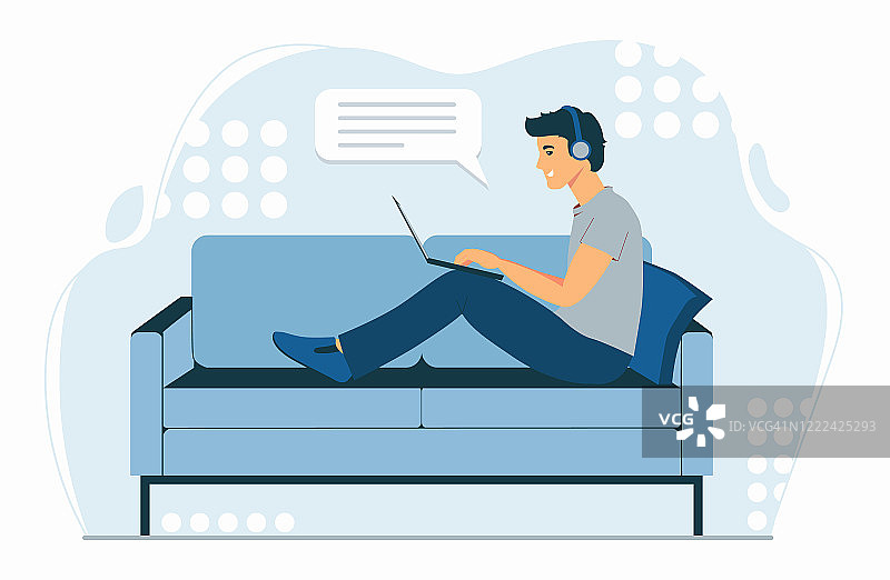 一个拿着笔记本电脑的男人坐在沙发上。自由职业者听音乐。在家远程工作。与朋友和员工在线聊天。在白色背景上孤立的平面插图。图片素材