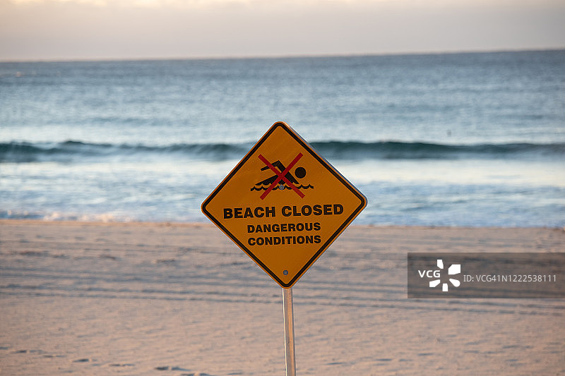 在澳大利亚新南威尔士州悉尼的邦迪海滩，有一个写着“海滩关闭”和“禁止游泳”的标志。图片素材
