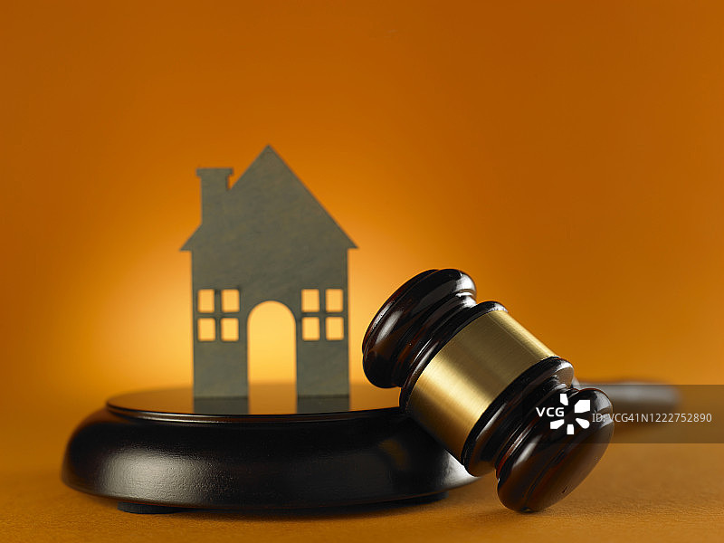 房地产和物权法。房子模型和木槌图片素材