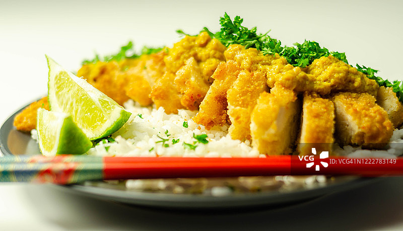 香酥鸡配上咖喱鱼片酱和蓬松的米饭图片素材