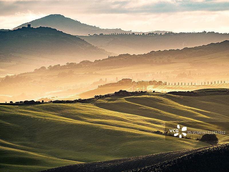 来自意大利托斯卡纳瓦尔德奥西亚的阳光明媚的风景图片素材