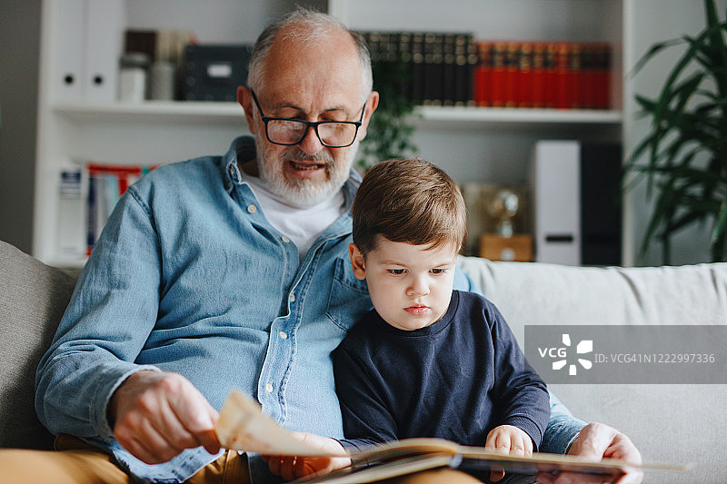 爷爷和孙子一起看书图片素材