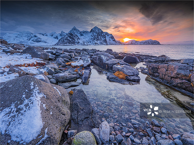 挪威北极圈罗浮敦群岛瓦列德岛的海岸线上，美丽而引人注目的冬季光线。图片素材