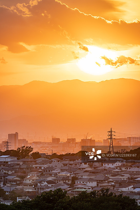 夕阳照在日本神奈川县的住宅区上图片素材