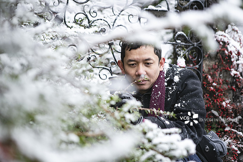 亚洲游客在哈尔斯塔特享受冬天的雪图片素材