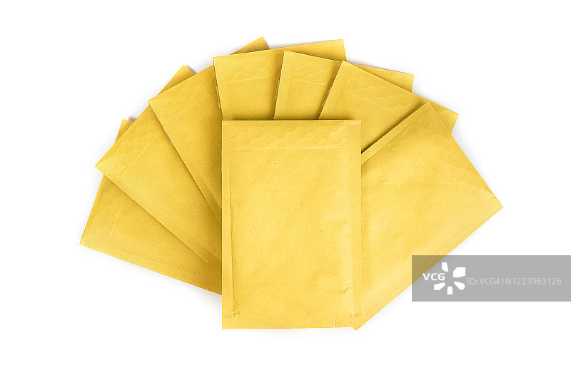 一堆黄色的信封孤立在白色的信封上图片素材