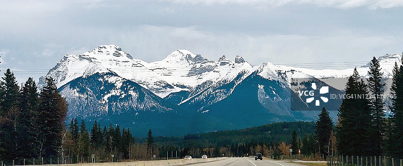 以伊什贝尔山为背景的横跨加拿大的高速公路图片素材
