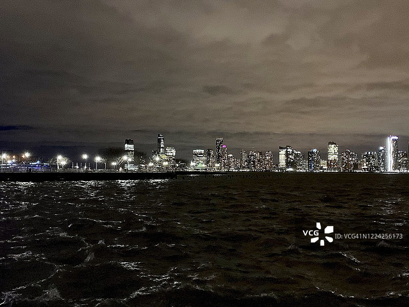 夜晚河边的城市天际线图片素材