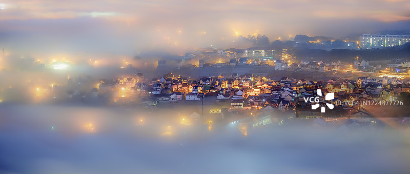 梦见夜晚长时间暴露在雾中的城市图片素材