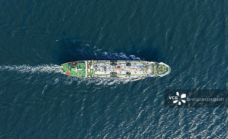 航拍俯视图油船油轮从炼油厂运送石油在海上运输。图片素材