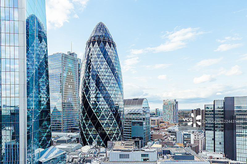 玻璃摩天大楼反射出的小黄瓜摩天大楼，伦敦的天际线，英国图片素材