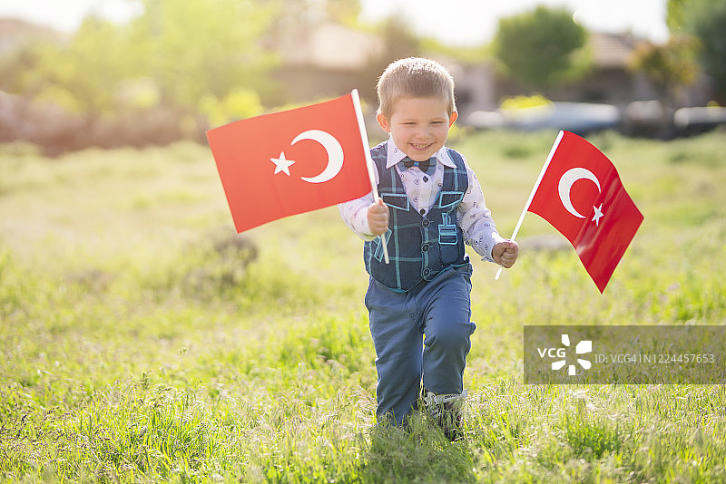 带着土耳其国旗的小孩图片素材