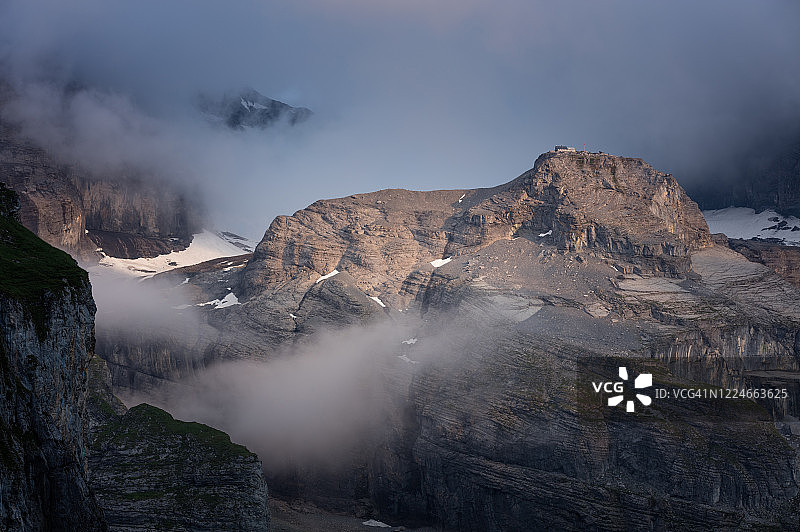 眺望着瑞士一处人工山麓的戈德堡图片素材