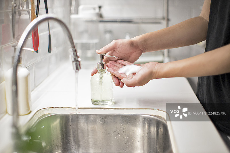 家居洗手消毒生活形象图片素材