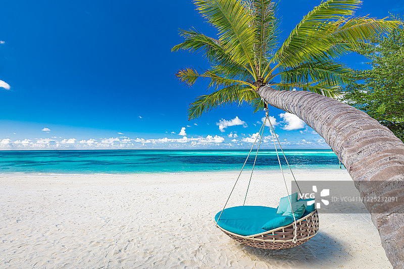 热带海滩背景作为夏季景观，海滩秋千或吊床和白色的沙子和平静的海为海滩旗帜。完美的海滩景色假期和暑假概念。增强颜色处理图片素材
