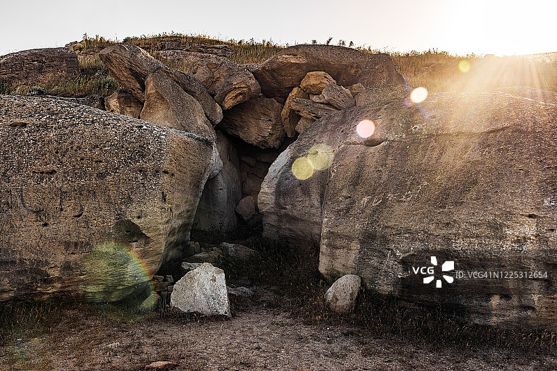 洞穴入口的岩石碎片图片素材