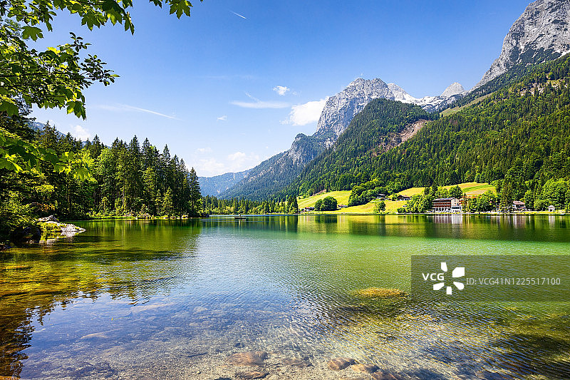 在巴伐利亚阿尔卑斯的内陆湖田园般的夏季景观图片素材