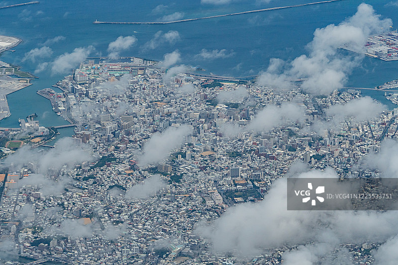 从飞机上俯瞰东海和日本冲绳县那霸市图片素材