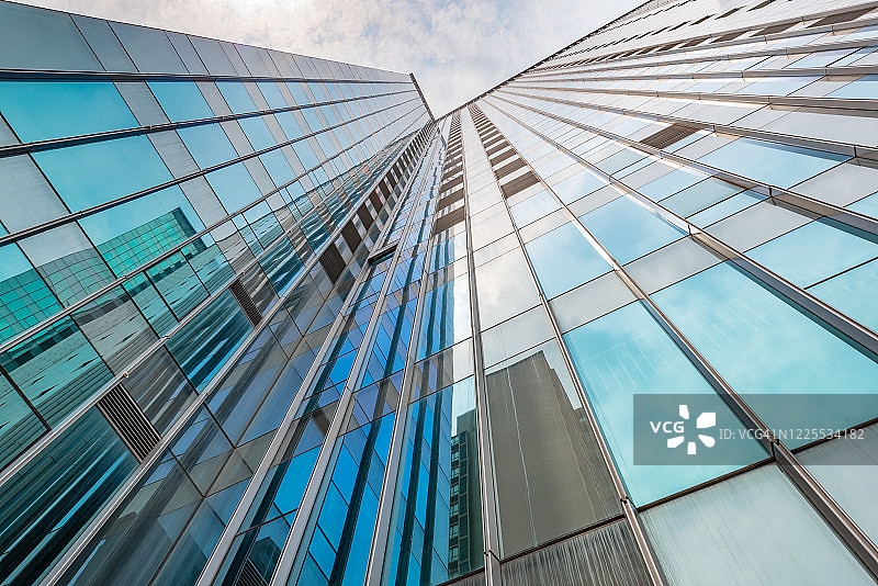 现代的玻璃摩天大楼映衬着天空图片素材