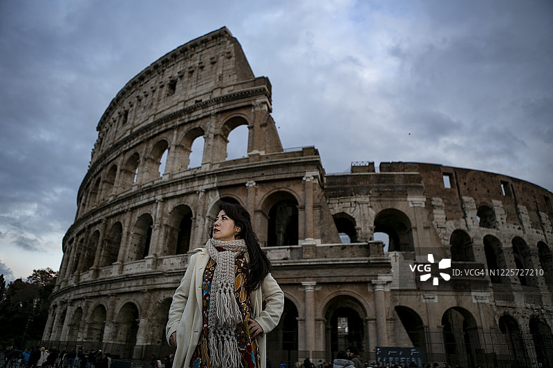 一个年轻的亚洲女人在意大利罗马旅行图片素材