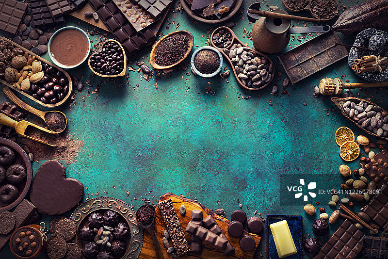 什锦巧克力，巧克力棒，可可豆，可可豆荚和花盆图片素材