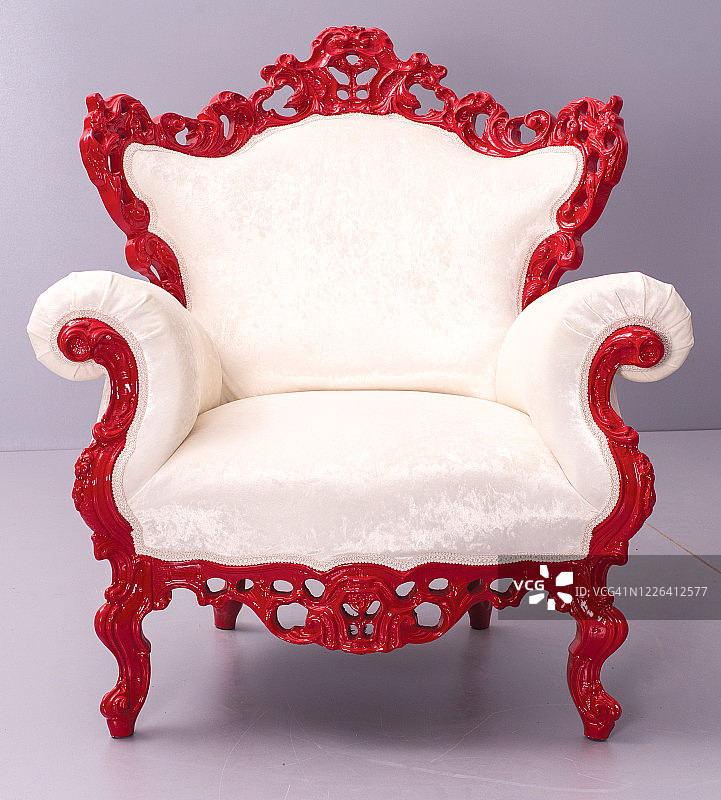 现代优雅的白色皇冠椅子与白色织物和红木线条图片素材
