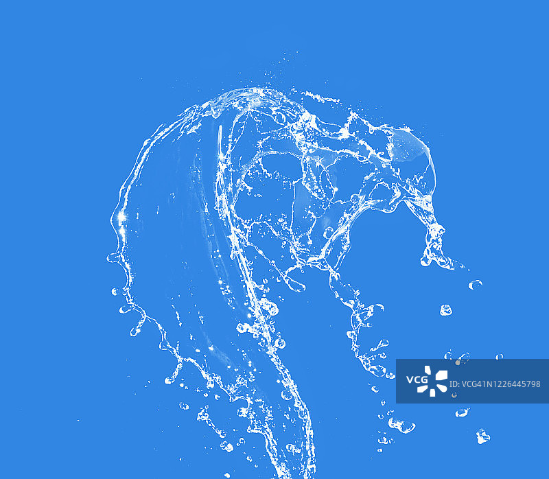 在蓝色背景上的人物和抽象形式的水。图片素材
