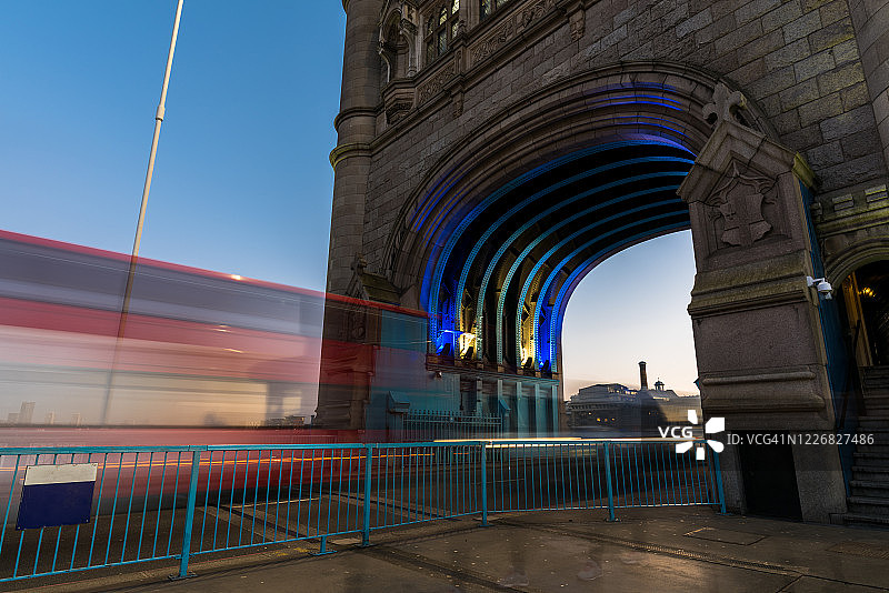 伦敦塔桥上的红色双层巴士。英国。图片素材