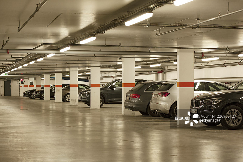 地下停车场在一个现代建筑的地下停车场与汽车排。丹麦哥本哈根，2020年5月20日。图片素材