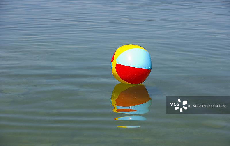 水球漂浮在湖上，蒙西，上奥地利，奥地利图片素材