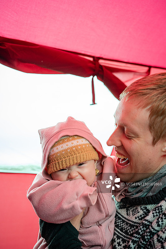 在挪威吉姆斯øy的一个帐篷里与爸爸和宝宝玩耍图片素材