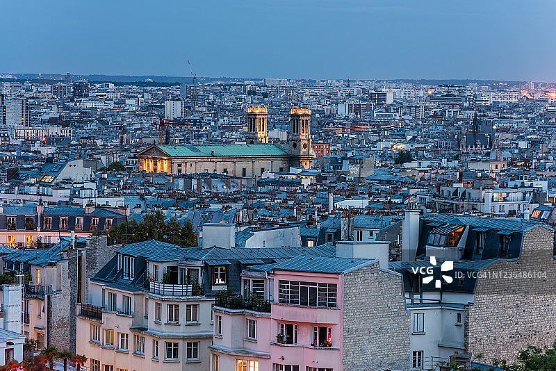 从巴黎圣心大教堂俯瞰巴黎老城的夜景，在法国巴黎的最高点蒙马特山的山顶图片素材