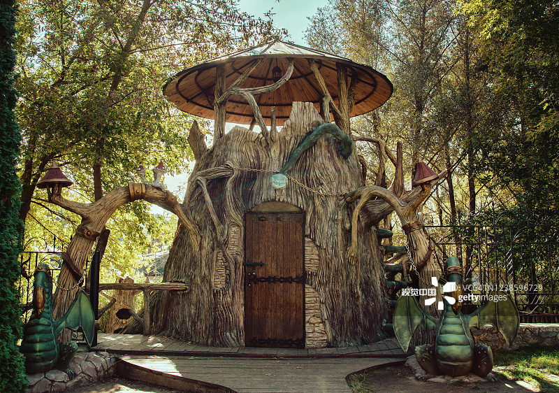 公园里的童话小屋，里面有龙图片素材