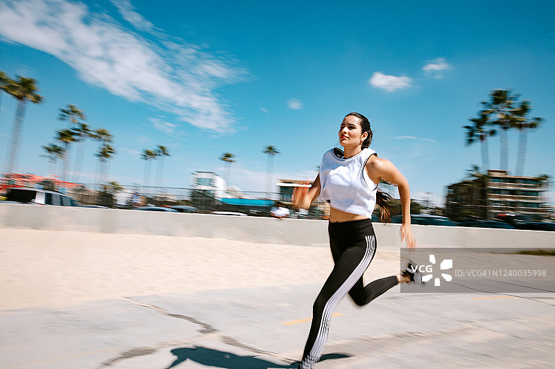 拉美裔女子运动员在洛杉矶威尼斯海滩短跑图片素材